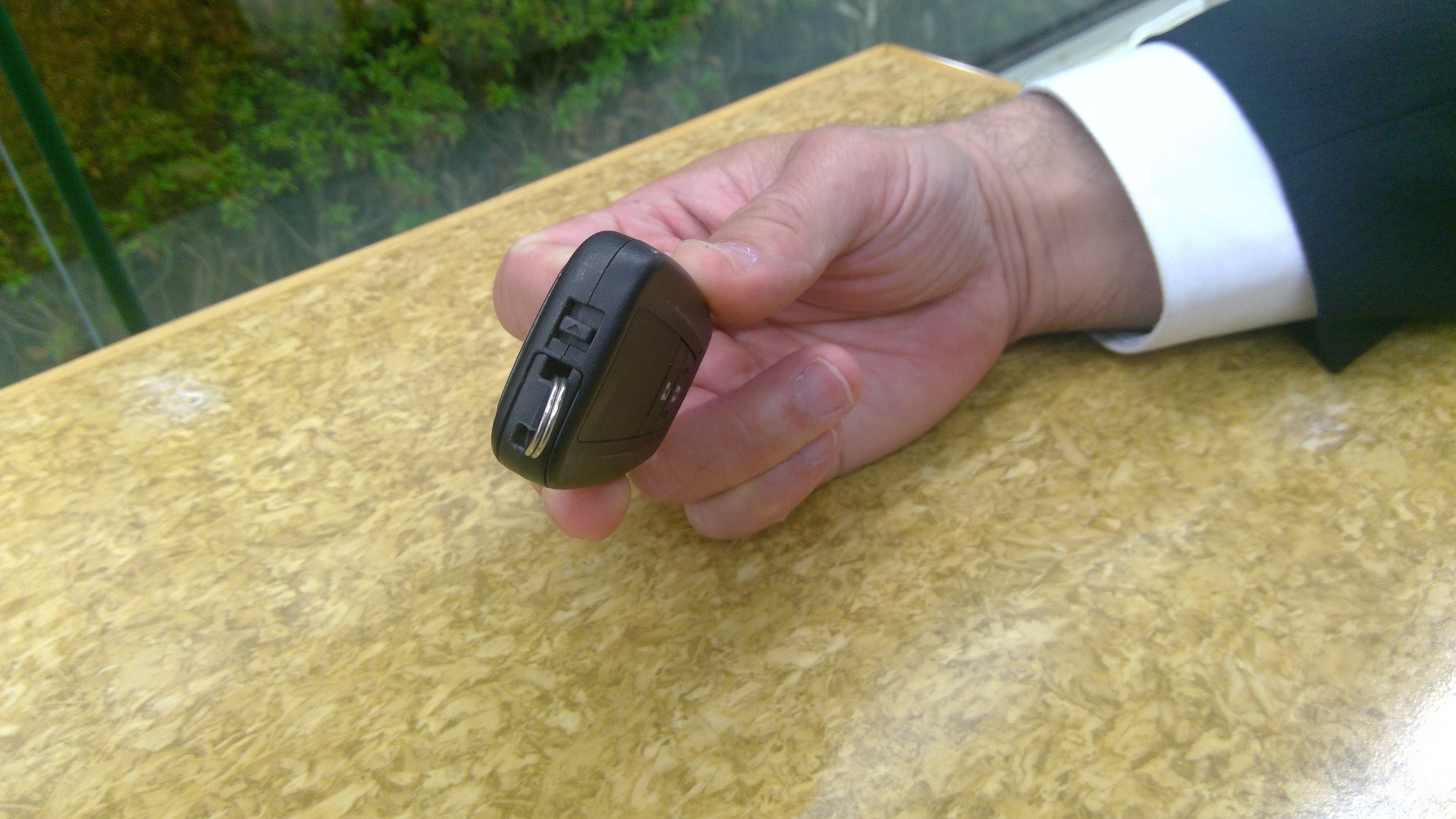 大変 鍵の電池がなくてクルマが開かない