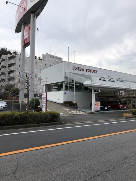 千葉トヨタ佐倉駅前店入り口と駐車場のご案内