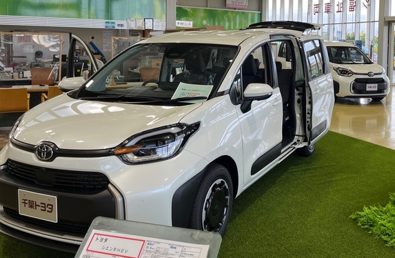 新型シエンタ（5人乗り／7人乗り） 展示車ございます！