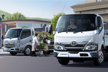 【モデル入り素材】左）ワイドキャブ・2WD・ロングデッキ・フルジャストロー・2.0トン積