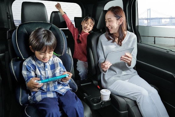 【モデル入り素材】車内Wi-Fi　イメージ